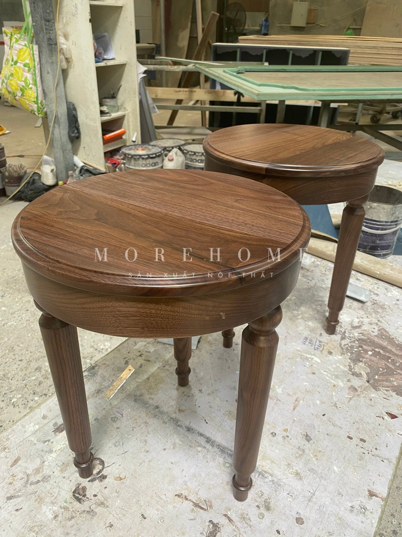 .
Gỗ óc chó được sử dụng nhiều trong không gian sống, không chỉ dùng để ngồi mà còn được biết tới là nội thất trang trí, đặt cây cảnh, hay lục bình trong phòng thờ.